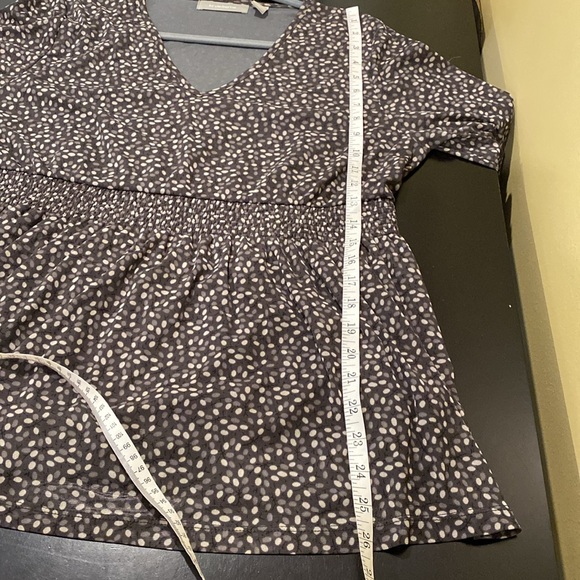 Liz Claiborne v Neck Printed Gray Top XL - Picture 8 of 9